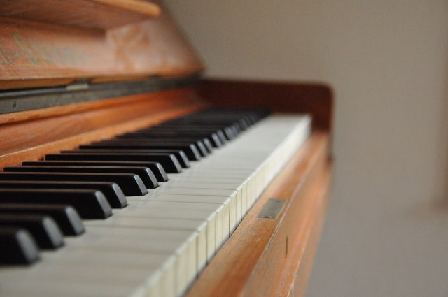 Piano_keys_close_up